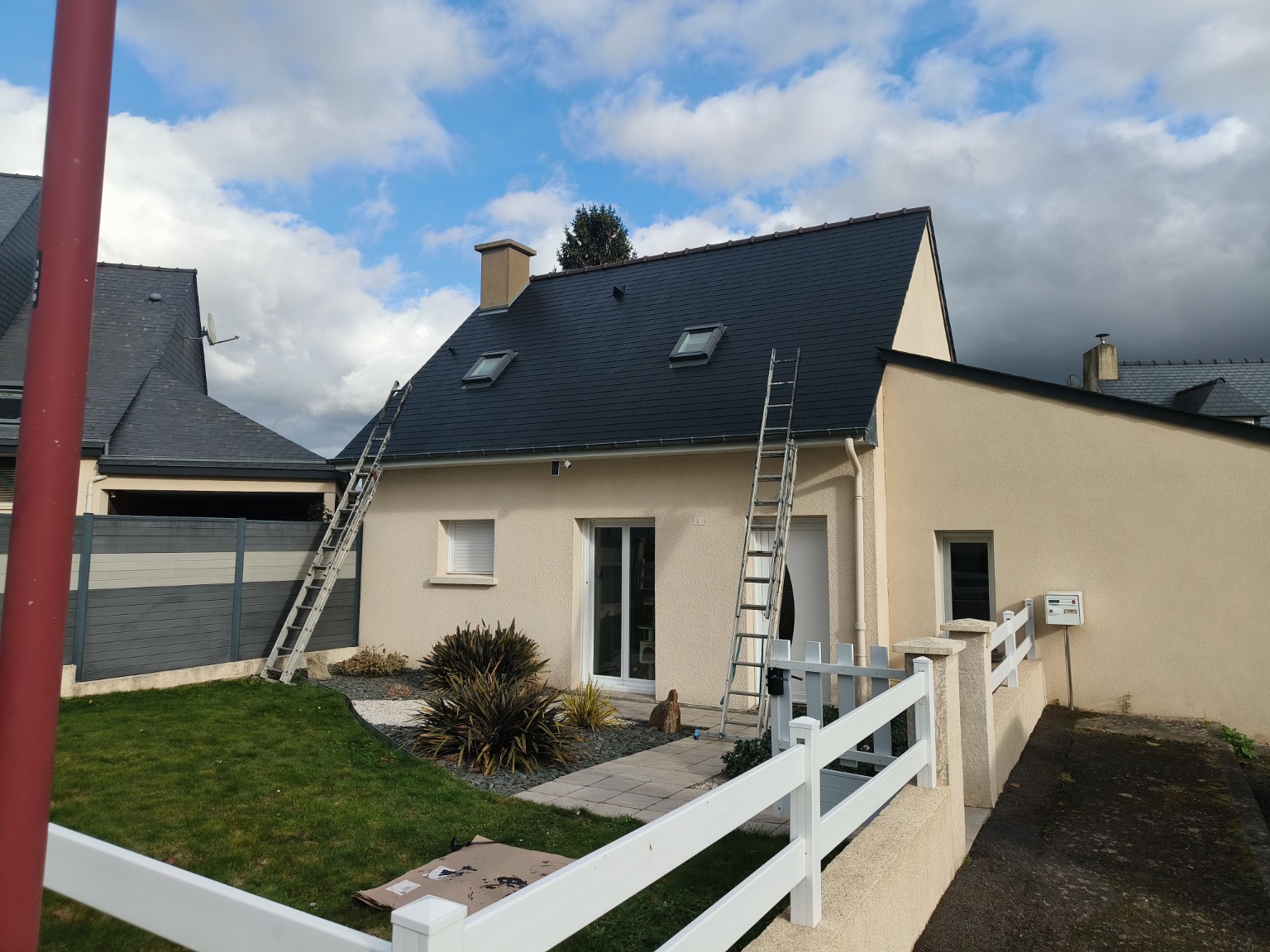Toiture en ardoises fibres-ciment après application de résine à Douarnenez