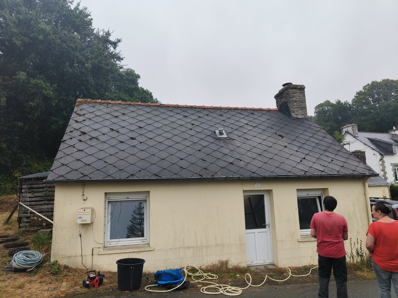 Toiture en ardoises fibro-amiante avant travaux rue des Aubépines à Camaret-sur-Mer