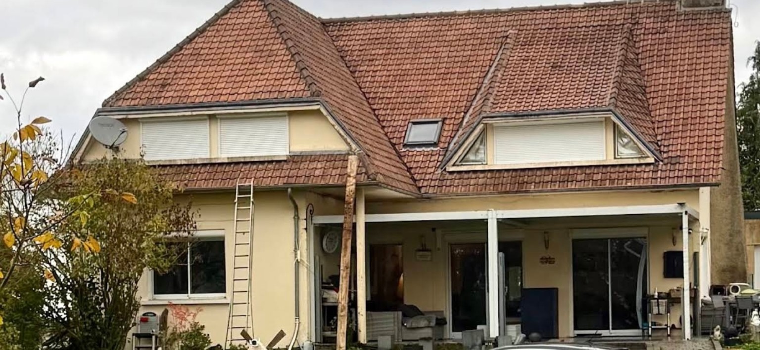 Toiture ancienne en tuile avant rénovation à Châteauneuf-du-Faou