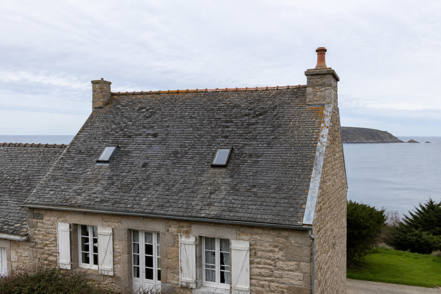 Illustration avant rénovation d’une toiture en ardoise sur la presqu’île de Crozon