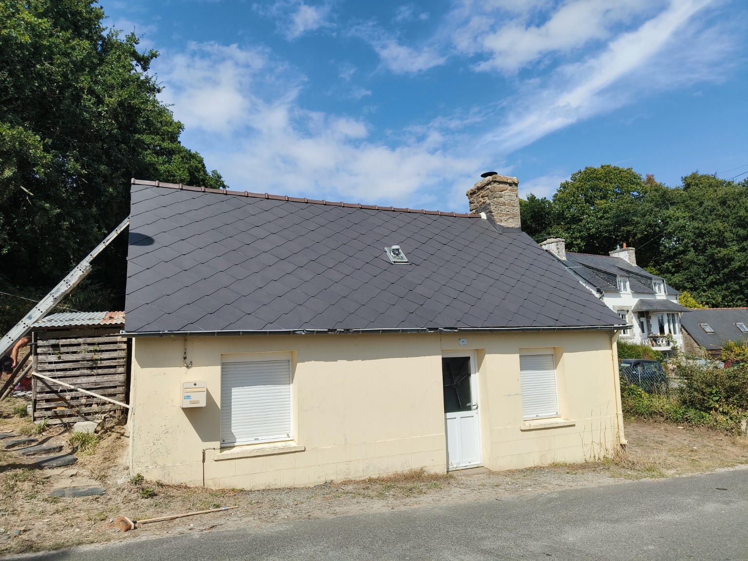 Résultat après trois couches de résine d’encapsulage sur toiture amiante à Camaret-sur-Mer