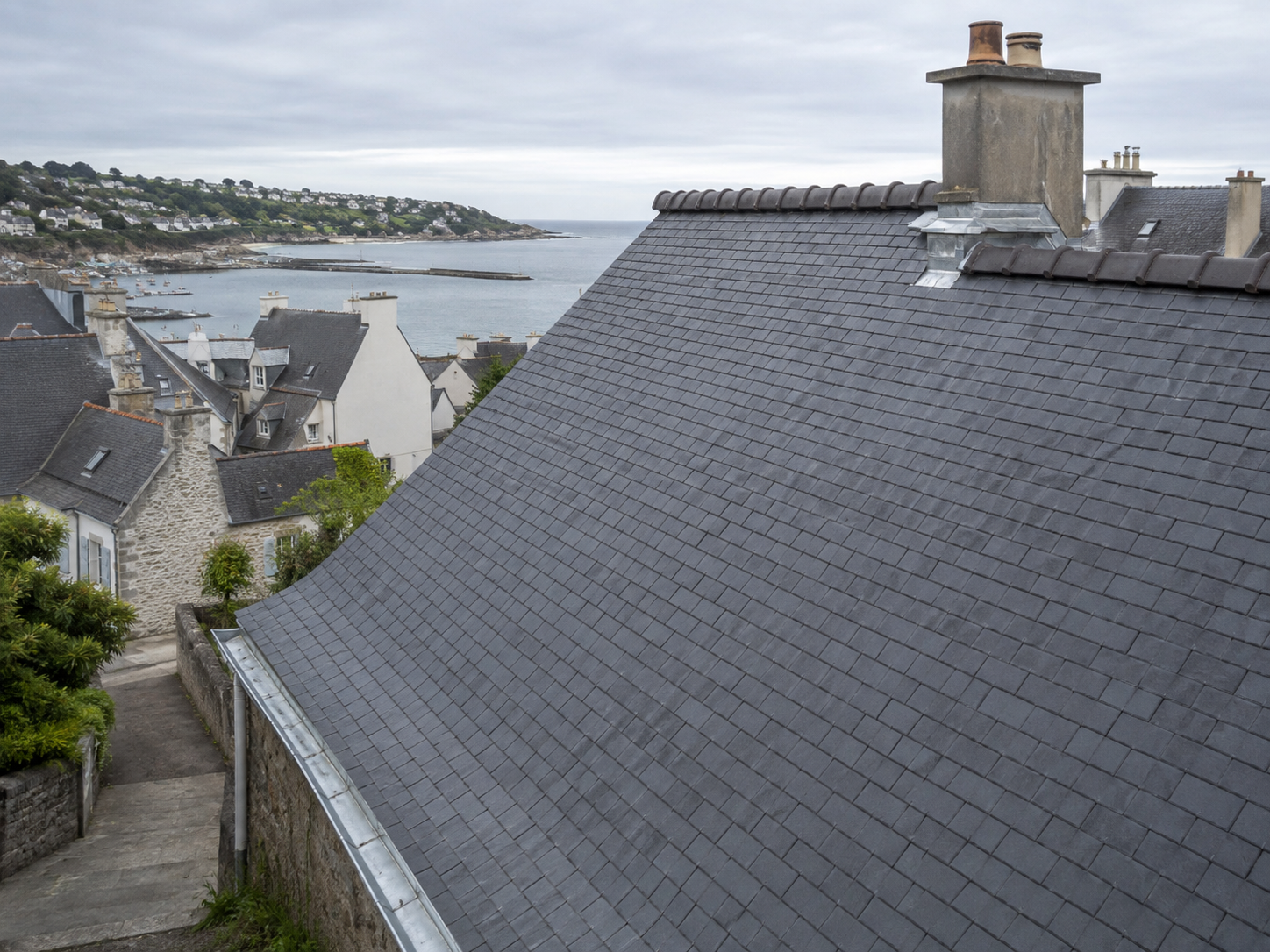 Illustration d’une toiture en ardoise entretenue près du littoral de Douarnenez