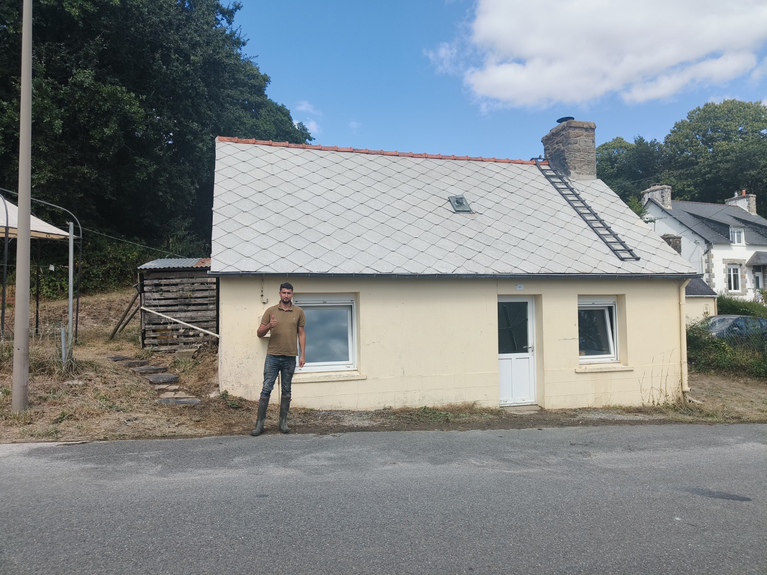 Toiture fibro-amiante après nettoyage basse pression et réparations à Camaret-sur-Mer